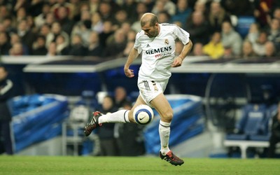 壹电竞独家-内维斯直接任意球破门致敬C罗